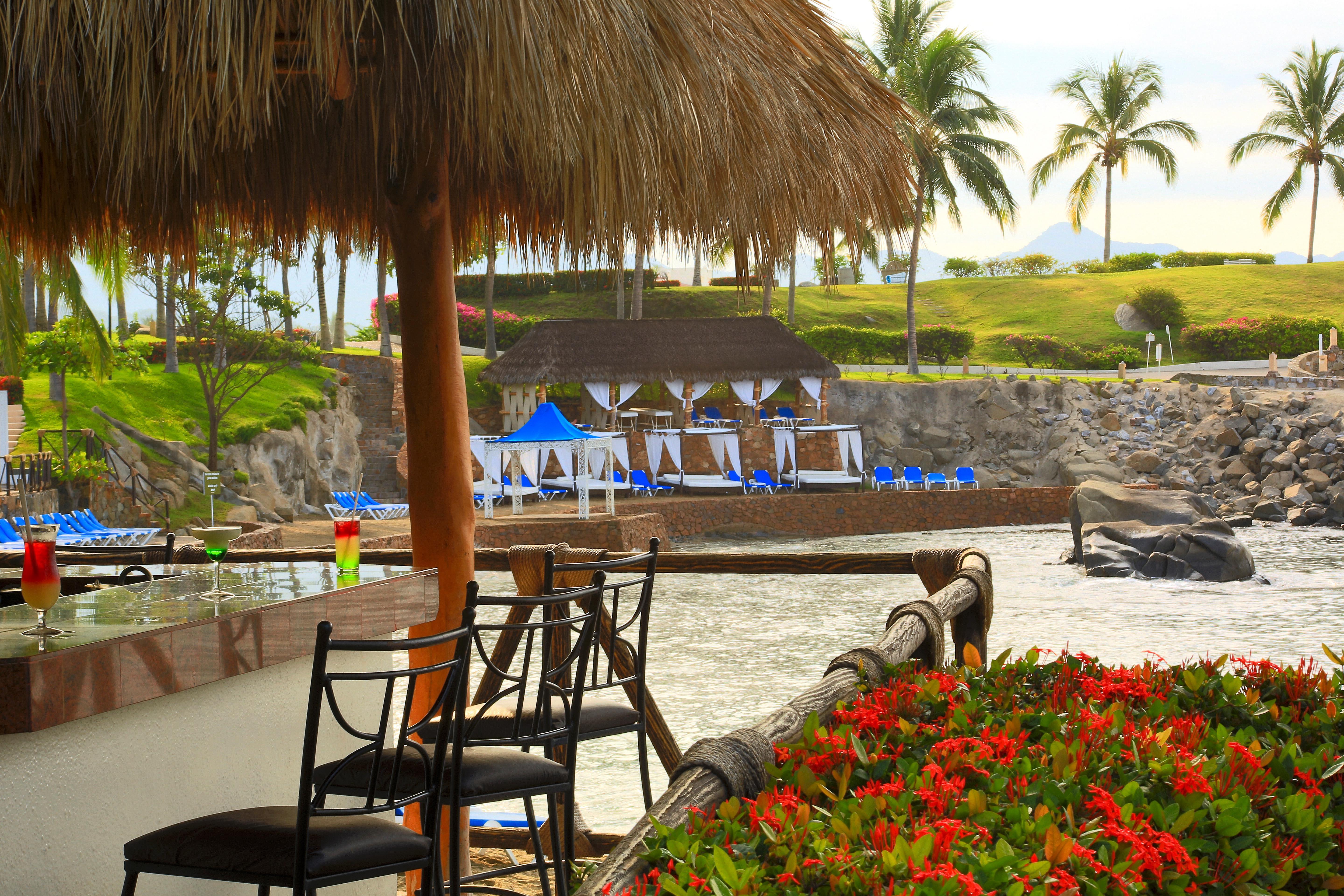 Barcelo Karmina Otel Manzanillo Dış mekan fotoğraf The swim-up bar at the Sheraton Vallarta.