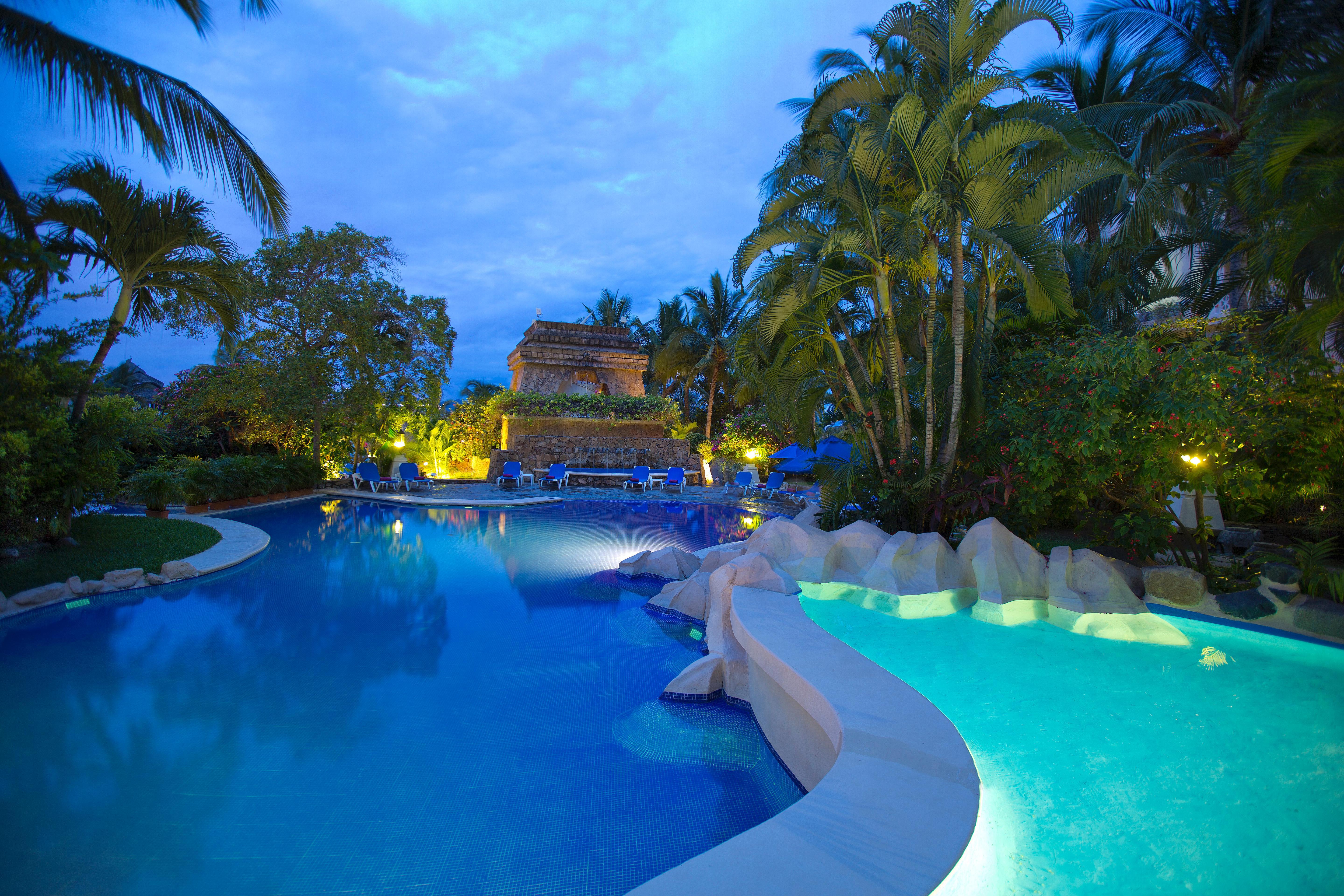 Barcelo Karmina Otel Manzanillo Dış mekan fotoğraf The swimming pool at the resort