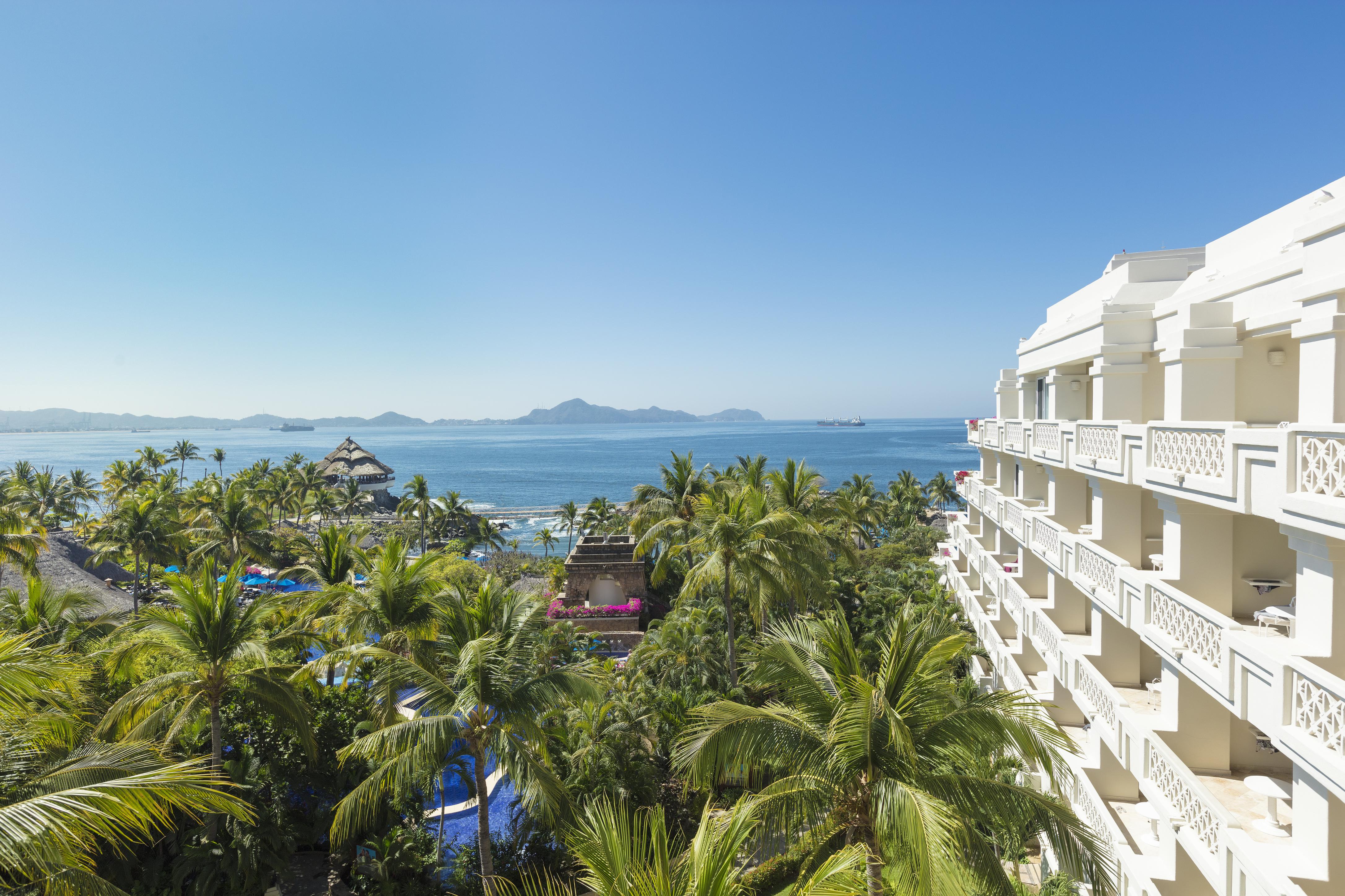 Barcelo Karmina Otel Manzanillo Dış mekan fotoğraf View of the bay from the hotel